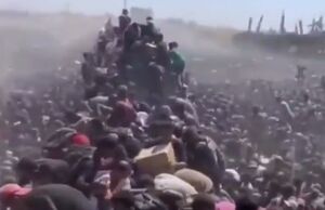 لحظه ورود کامیون حامل مواد غذایی به غزه