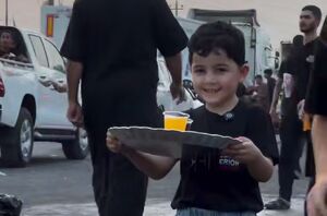 فیلم/ پذیرایی فرشته کوچولوها از زائران حسینی