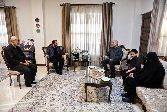 حضور قالیباف در منزل سرلشکر شهید غلامرضا محرابی 3