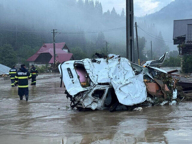 سیل در رومانی صدها نفر را آواره کرد+عکس