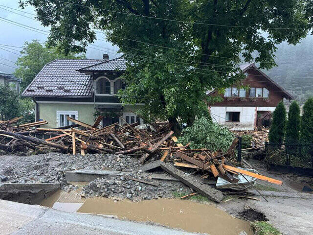 سیل در رومانی صدها نفر را آواره کرد+عکس