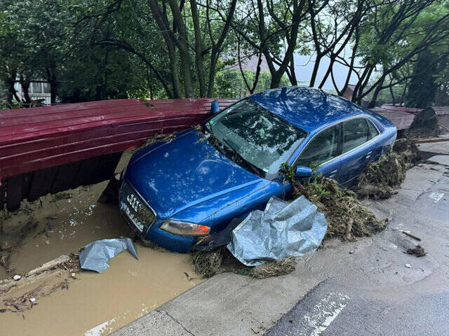 سیل در رومانی صدها نفر را آواره کرد+عکس