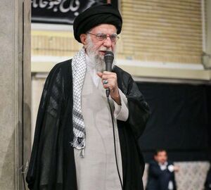 امت ایستاده؛ چون امام ایستاده...