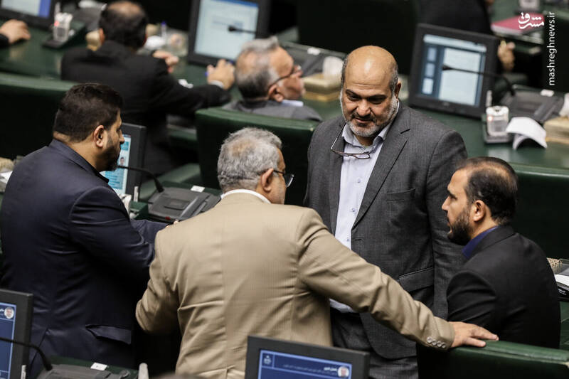 عکس / حضور وزیر ارشاد در صحن علنی مجلس 37