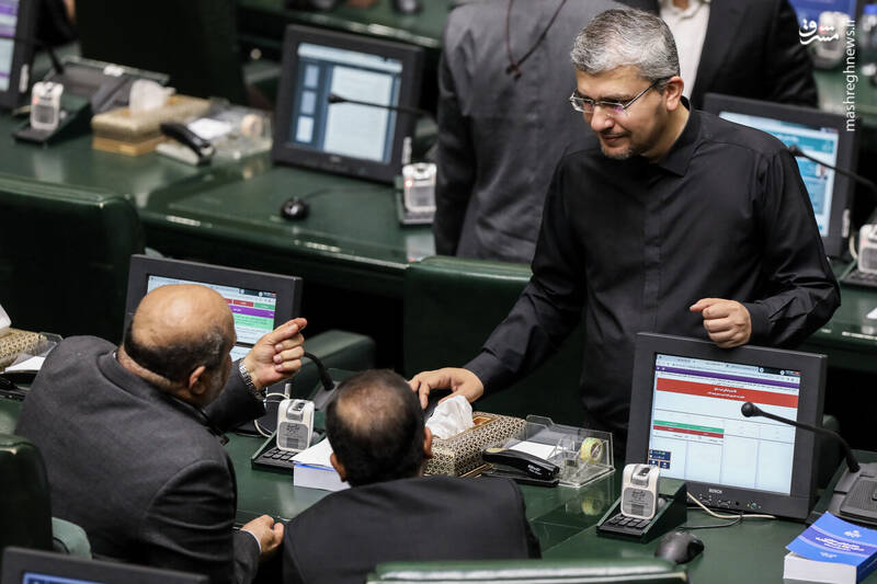 عکس / حضور وزیر ارشاد در صحن علنی مجلس 34