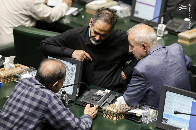 عکس / حضور وزیر ارشاد در صحن علنی مجلس 9