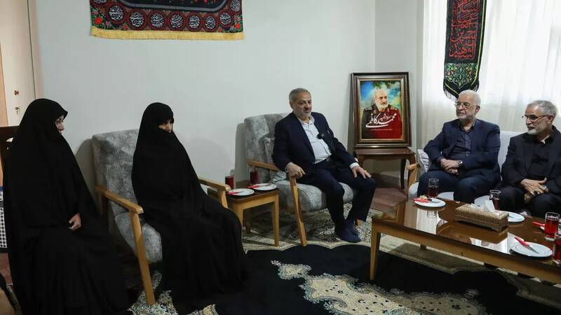 وزیر کشور با خانواده شهیدان حاجی‌زاده و کاظمی دیدار کرد