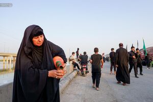 عکس/ خدمت به زوارالحسین(ع) فقط با یک کوزه آب!