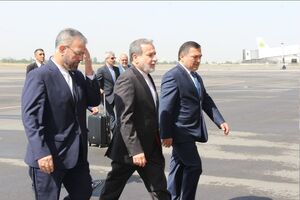 عراقچی وارد تاجیکستان شد + عکس