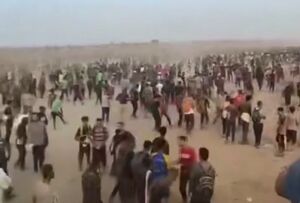 اهالی خان یونس در انتظار غذا