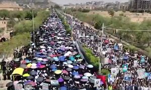راهپیمایی گسترده دانشجویان دانشگاه صنعا در حمایت از غزه