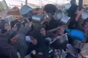 مردم گرسنه غزه در صف دریافت کمک‌های غذایی