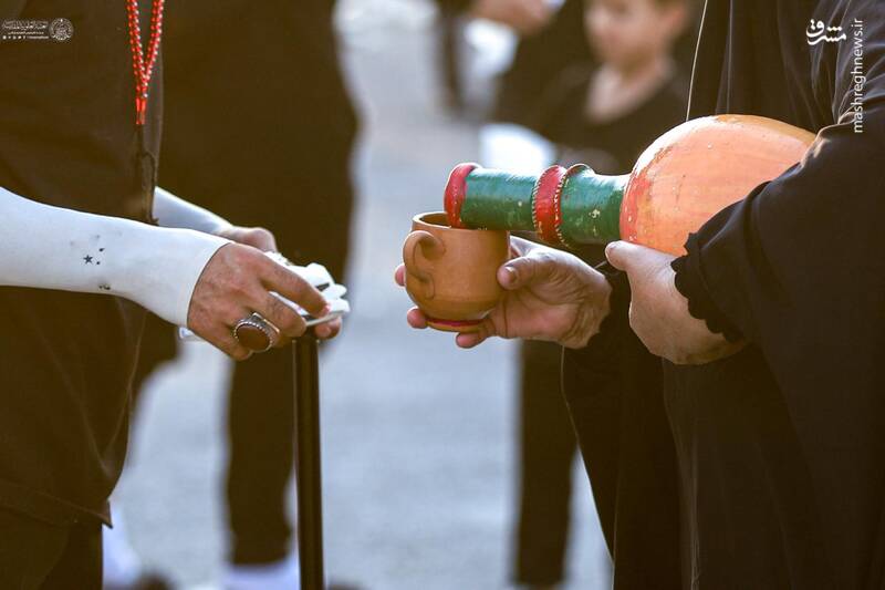 عکس/ خدمت به زوارالحسین(ع) فقط با یک کوزه آب!