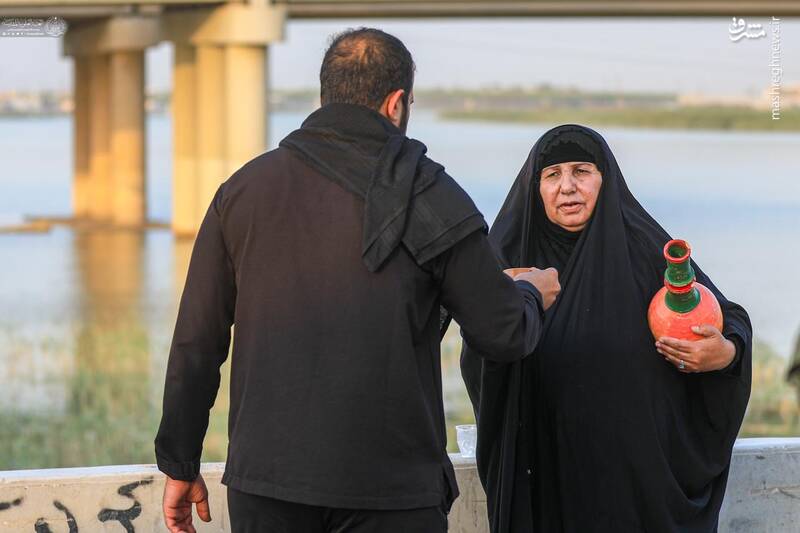 عکس/ خدمت به زوارالحسین(ع) فقط با یک کوزه آب!