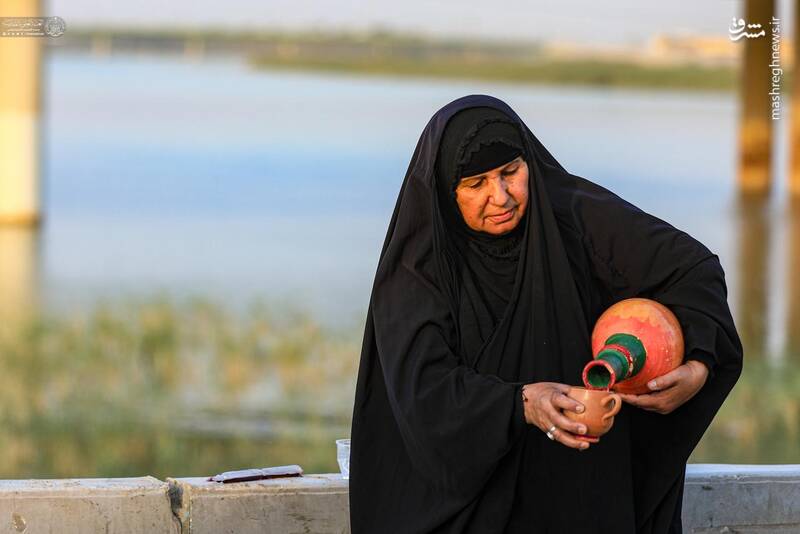 عکس/ خدمت به زوارالحسین(ع) فقط با یک کوزه آب!