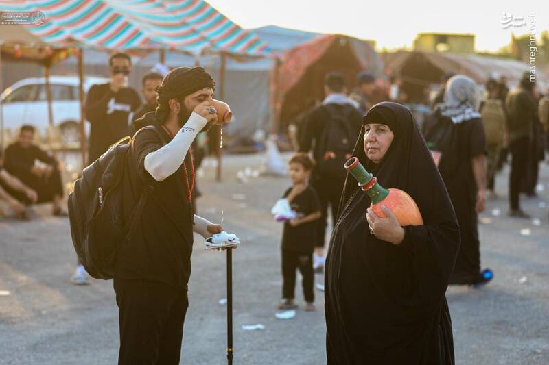 عکس/ خدمت به زوارالحسین(ع) فقط با یک کوزه آب!