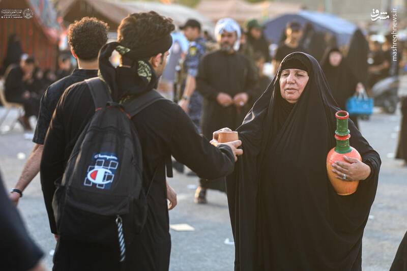 عکس/ خدمت به زوارالحسین(ع) فقط با یک کوزه آب!