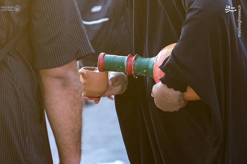 عکس/ خدمت به زوارالحسین(ع) فقط با یک کوزه آب!