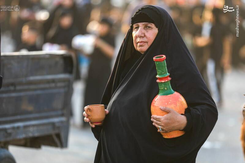 عکس/ خدمت به زوارالحسین(ع) فقط با یک کوزه آب!