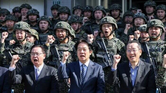 دست وزیر دفاع تایوان در حنا ماند؛ لغو سفر به واشنگتن از بیم چین