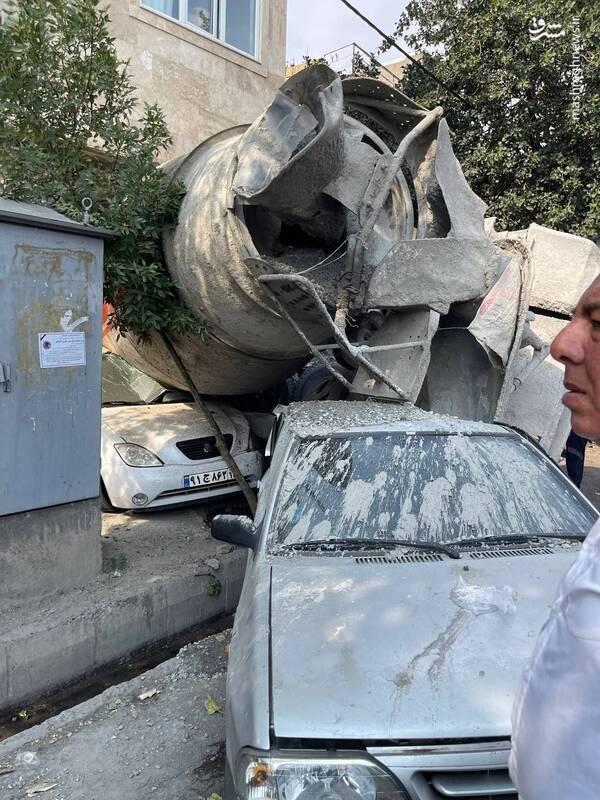 عکس/ تصادف میکسر بتن با چهار خودرو در تبریز