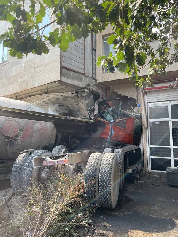 عکس/ تصادف میکسر بتن با چهار خودرو در تبریز