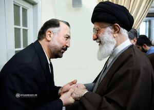 تصویری از دیدار شهید حاج فؤاد شکر با امام خامنه‌ای