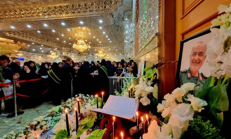 عکس/ اجتماع مردم کنار مزار شهید سپهبد سلامی در شب تولدش