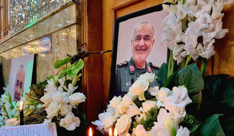 عکس/ اجتماع مردم کنار مزار شهید سپهبد سلامی در شب تولدش