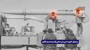 تصویری از شهیدان حاجیزاده و باقری در حال آماده سازی راکت .