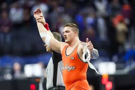 خلبان آمریکایی رقیب امیرحسین زارع روی تشک کشتی