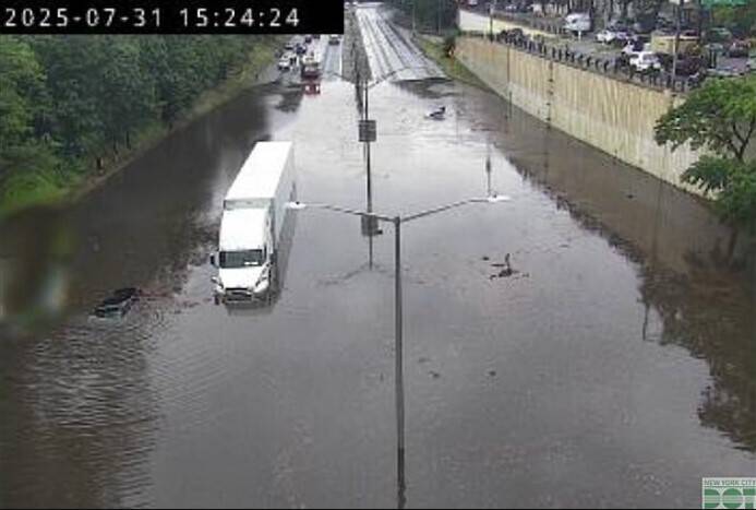 اعلام وضعیت اضطراری در چند ایالت آمریکا؛ لغو یا تاخیر در بیش از هزار پرواز درپی بارش شدید باران +فیلم