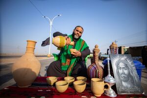 عکس/ به زائران اربعین آب می‌دهد به نیت سقای دشت کربلا