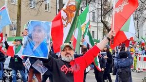 کتک خوردن مجازی خواننده لس‌آنجلسی از سلطنت‌طلبان