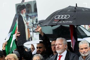 تصویر رهبر انقلاب در دست معترضان حامی فلسطین در استرالیا