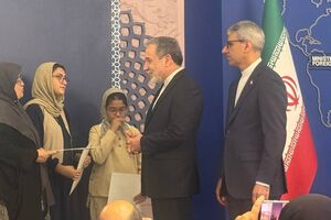 فیلم / تقدیر عراقچی از خانواده شهید خبرنگار