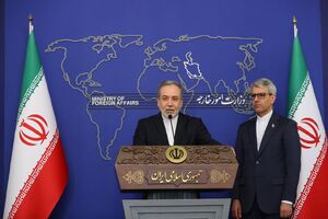 حضور عراقچی در نشست خبری سخنگوی وزارت خارجه