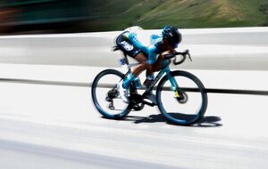 فیلم/ اتفاق عجیب برای دوچرخه‌سوار در نزدیکی خط پایان