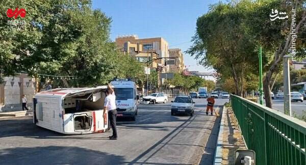 عکس / واژگونی آمبولانس در اصفهان