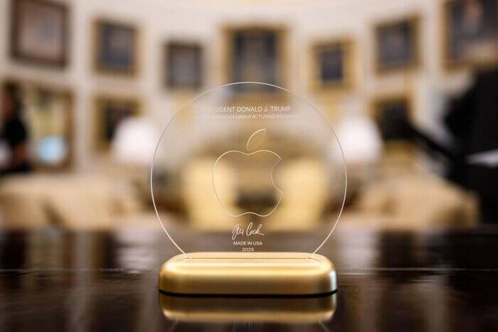 هدیه خاص مدیرعامل «اپل» به ترامپ/ ادامه تلاش برای نرم کردن آقای رئیس جمهور