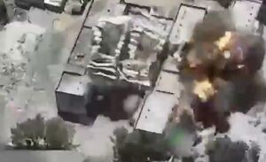 تصاویر هوایی از لحظه تخریب مدرسه طیبه العودة در خان‌یونس