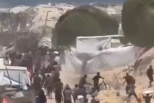 فیلم/ فرود بستههای کمکهای هوایی در اردوگاه آوارگان غزه فرود بستههای کمک هوایی در اردوگاه آوارگان غزه