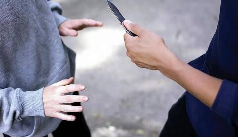 لحظه تلخ زورگیری از یک مادر و کودک در شرق تهران