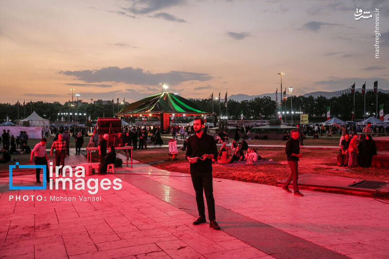 عکس/ اجتماع اربعینیها در میدان آزادی