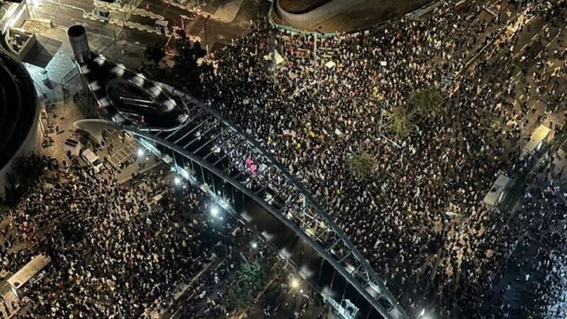 آخرین تحولات سیاسی و نظامی در سرزمینهای اشغالی/اختلاف در رژیم صهیونی؛ آیا نتانیاهو روزهای آخر را میگذراند؟/ انهدام و تخریب بیش از ۵۲ خودروی نظامی صهیونیستی توسط نیروهای مقاومت +عکس و فیلم