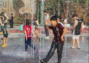 تابستان زیر باران فواره‌ها