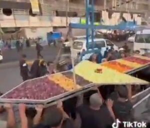 یادگاری از قهرمان منطقه در جای جای مسیر اربعین