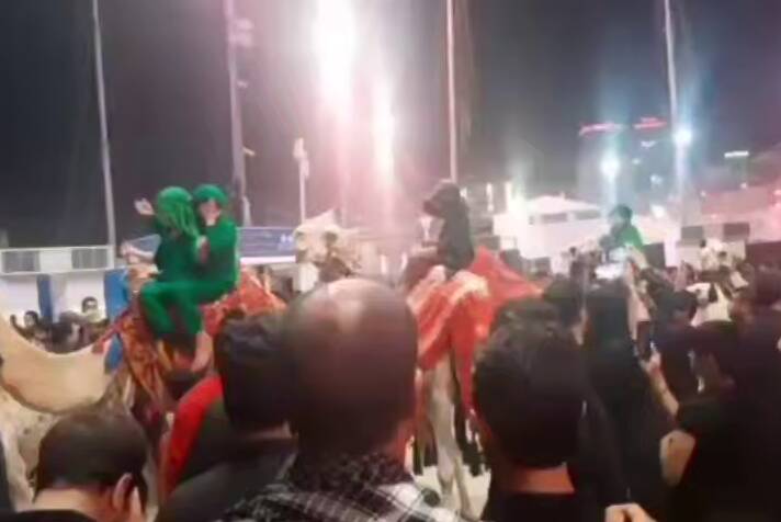  عبور کاروان نمادین اسرای کربلا در ورودی حرم امام حسین(ع)