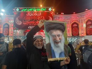 تصویر رهبر انقلاب در دست مرد عراقی در کربلا