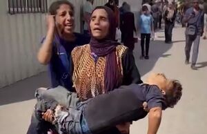 پیکر فرزند بر روی دستان مادر